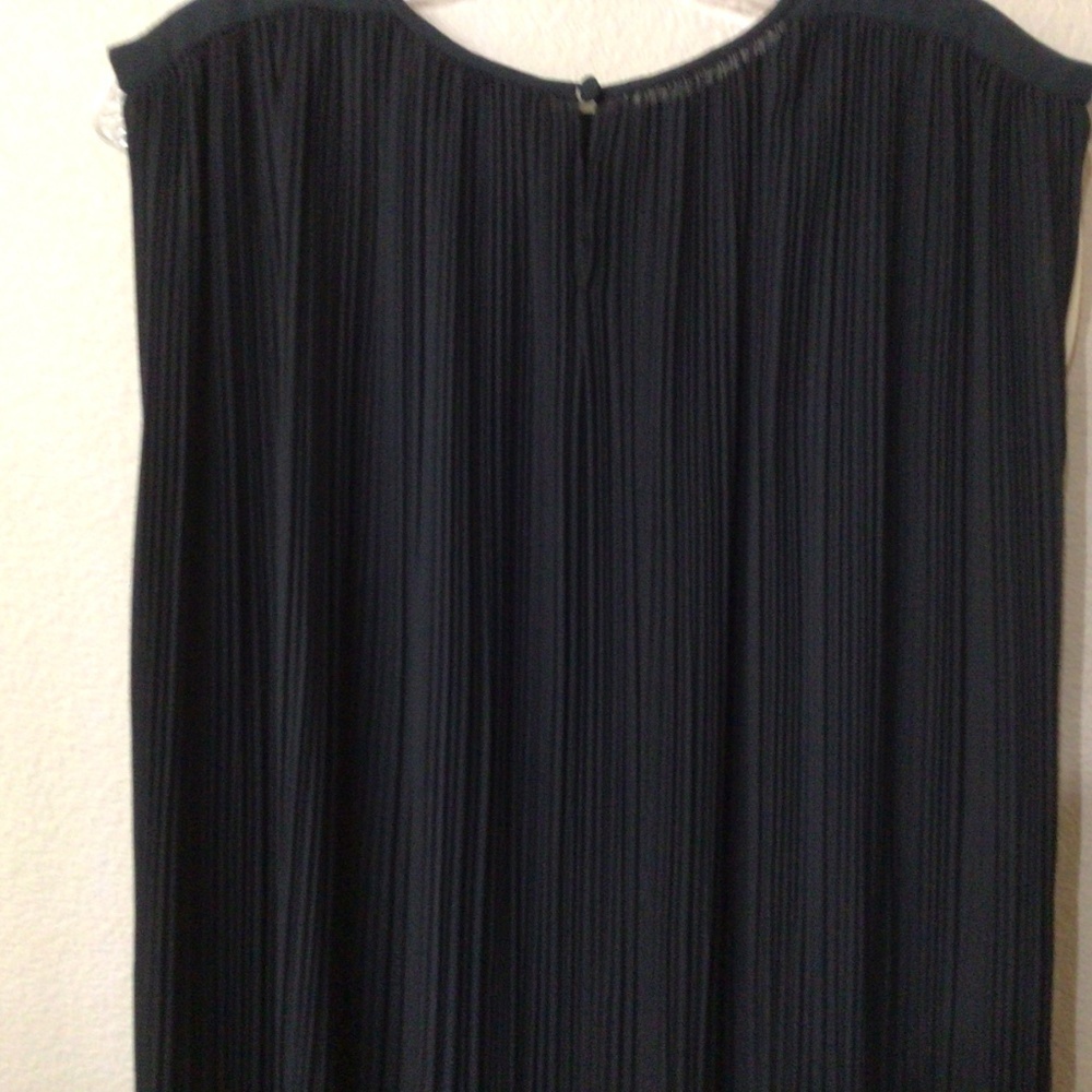 Elegant Black Pleated Midi Shift Dress - Picture 5 of 8